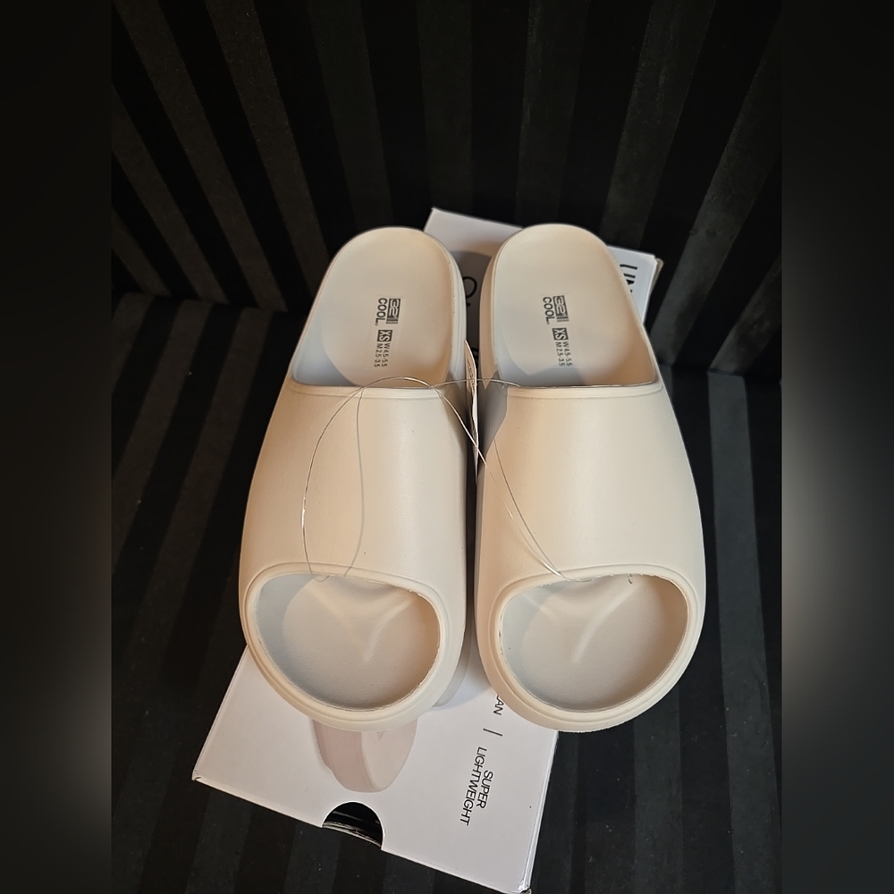XS Or Large 32° Cool Cushion Slides White Easy Clean EVA Shower Shoes - Picture 4 of 11